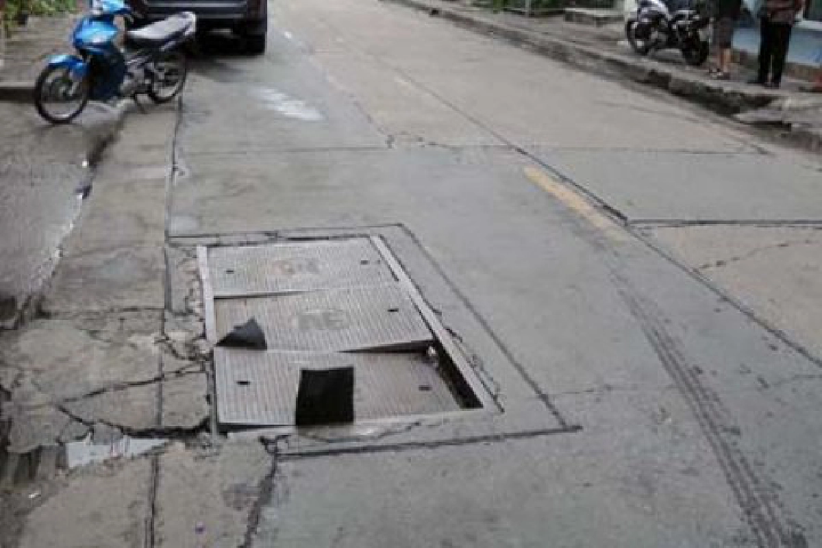 สะดุดท่อ...รถล้ม สะดุดท่อ...รถล้ม