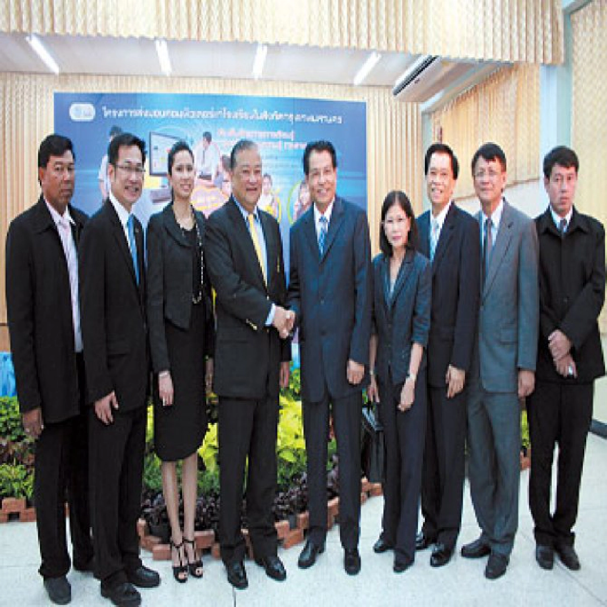ผู้ว่าฯกทม.เน้นโรงเรียนสอนe-Channelมอบเครื่องคอมพ์1เครื่อง1คน  
