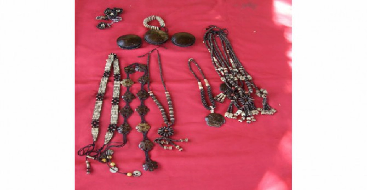 เครื่องประดับ"กะลามะพร้าว" 
งานทำมือแม่บ้าน"เขาสว่างวงษ์" 

