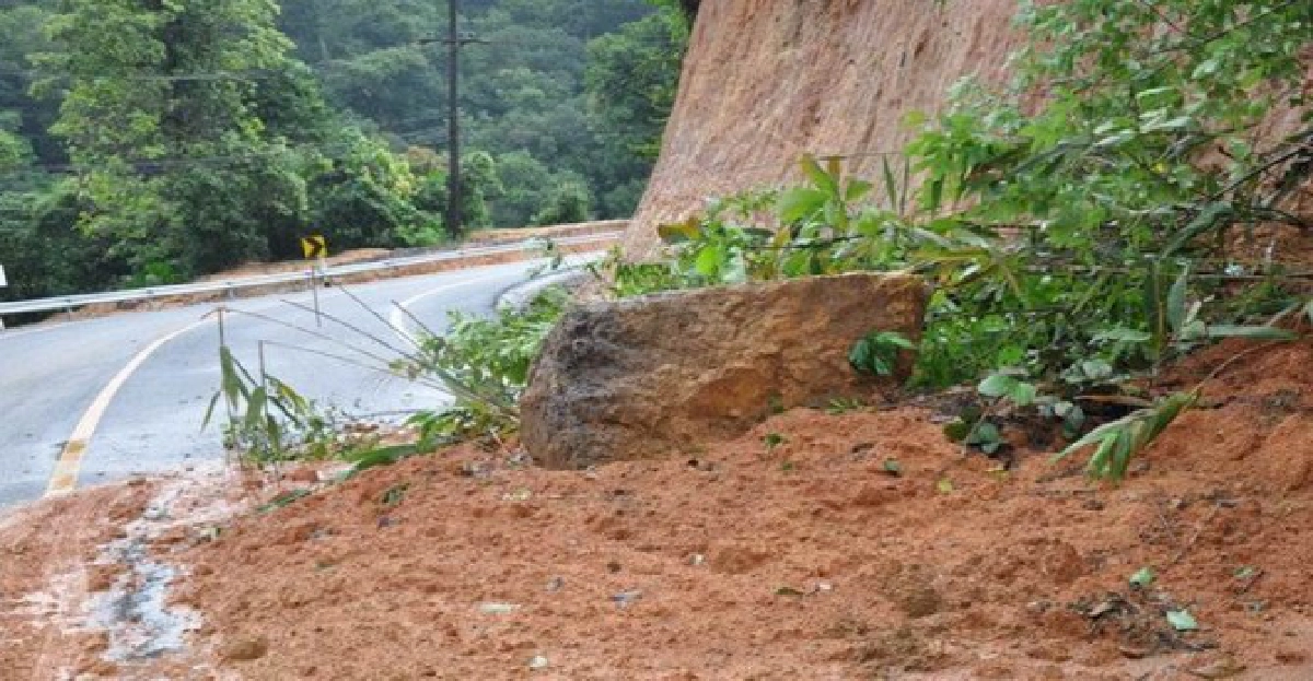 ฝนตกหนัก-พายุถล่ม2จังหวัด ฝนตกหนัก-พายุถล่ม2จังหวัด