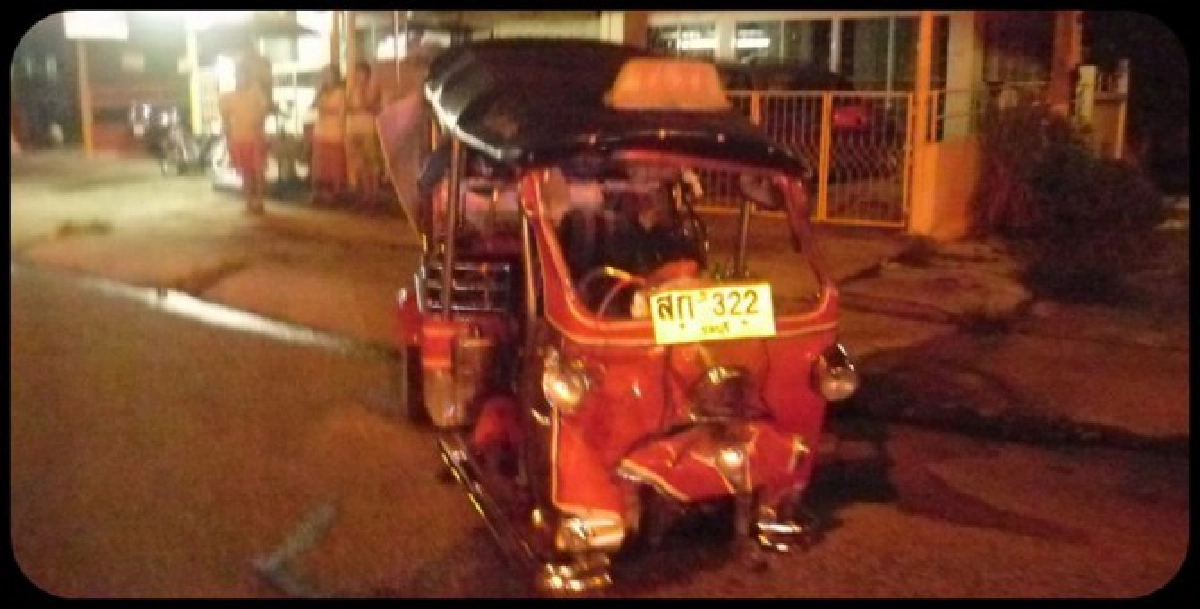 สามล้อหลบ6ล้อข้ามเลนชนกระบะดับ