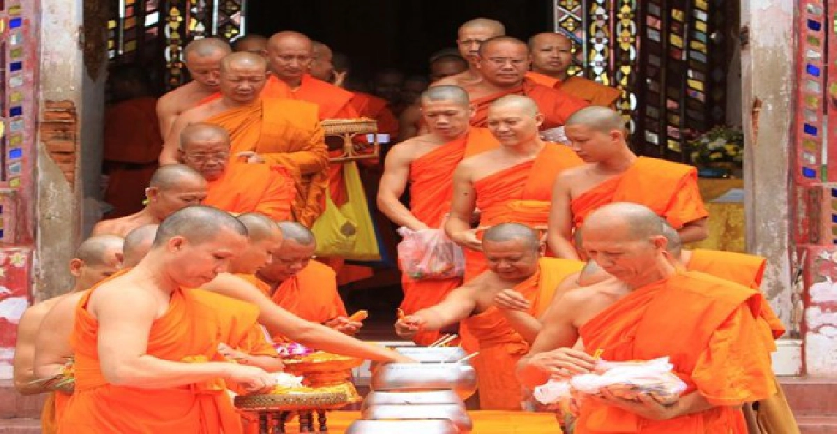 ประเพณีใส่บาตรเทียนชาวเวียงสาหนึ่งเดียวในโลก ประเพณีใส่บาตรเทียนชาวเวียงสาหนึ่งเดียวในโลก