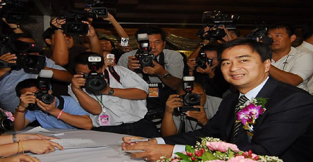 'อภิสิทธิ์'ควง'ศิริโชค-เทพไท'รับใบรับรองส.ส.