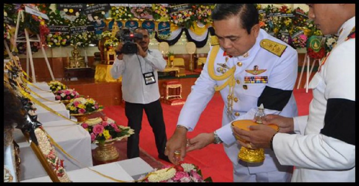 พระราชทานพวงมาลาหน้าศพ5ทหารกล้า พระราชทานพวงมาลาหน้าศพ5ทหารกล้า