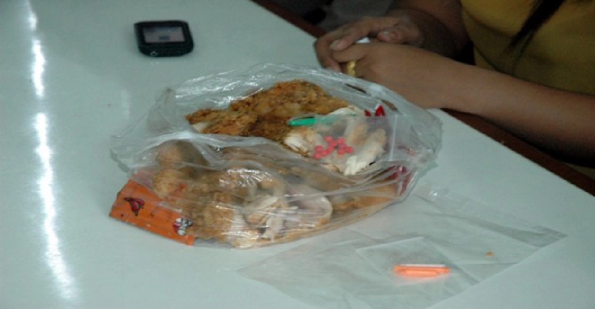 นศ.ม.ดังภูเก็ตยัดยาบ้า-ไอซ์ใส่ไก่ทอดเยี่ยมผู้ต้องขัง
นศ.ม.ดังภูเก็ตยัดยาบ้า-ไอซ์ใส่ไก่ทอดเยี่ยมผู้ต้องขัง