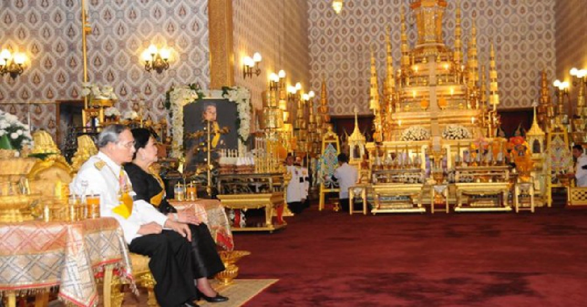 ในหลวง-ราชินีเสด็จฯสรงน้ำพระศพ'เจ้าฟ้าเพชรรัตนฯ'