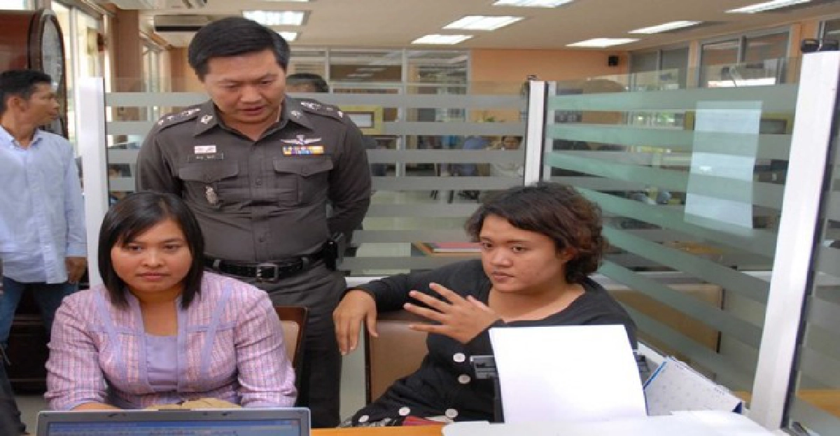 นศ.สาวชี้ตัวตร.ลวนลามผกก.ยังคาใจ
นศ.สาวชี้ตัวตร.ลวนลามผกก.ยังคาใจ