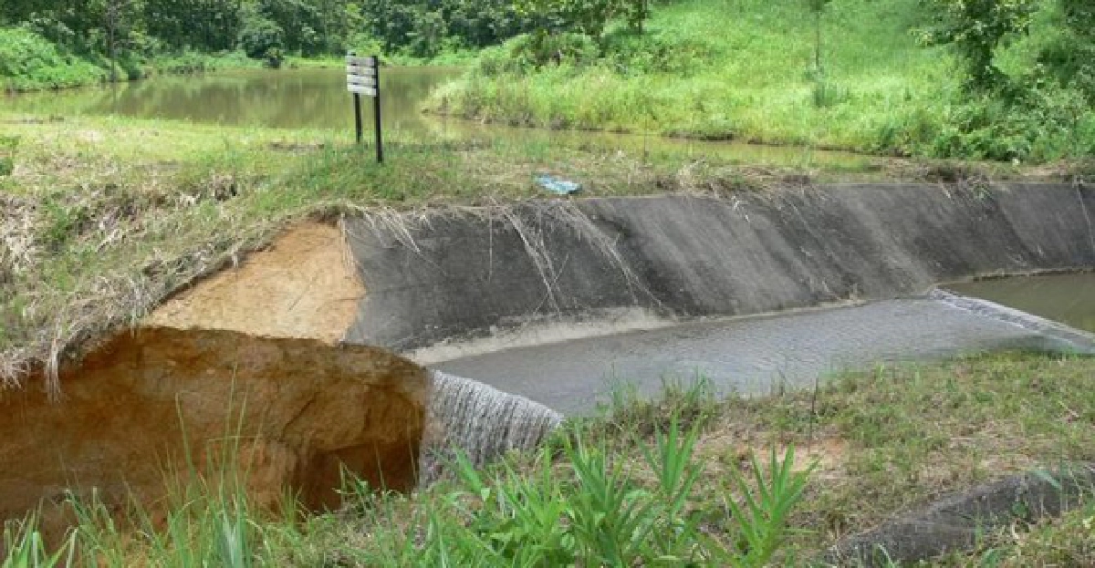 ฝนตกหนักสปริงเวย์ระบายน้ำพังชาวบ้านกลัวอ่างแตก
ฝนตกหนักสปริงเวย์ระบายน้ำพังชาวบ้านกลัวอ่างแตก