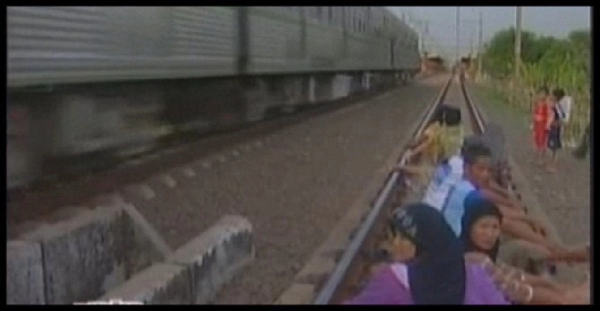 อึ้ง!ผู้ป่วยอินโดนอนรางรถไฟบำบัดโรค อึ้ง!ผู้ป่วยอินโดนอนรางรถไฟบำบัดโรค