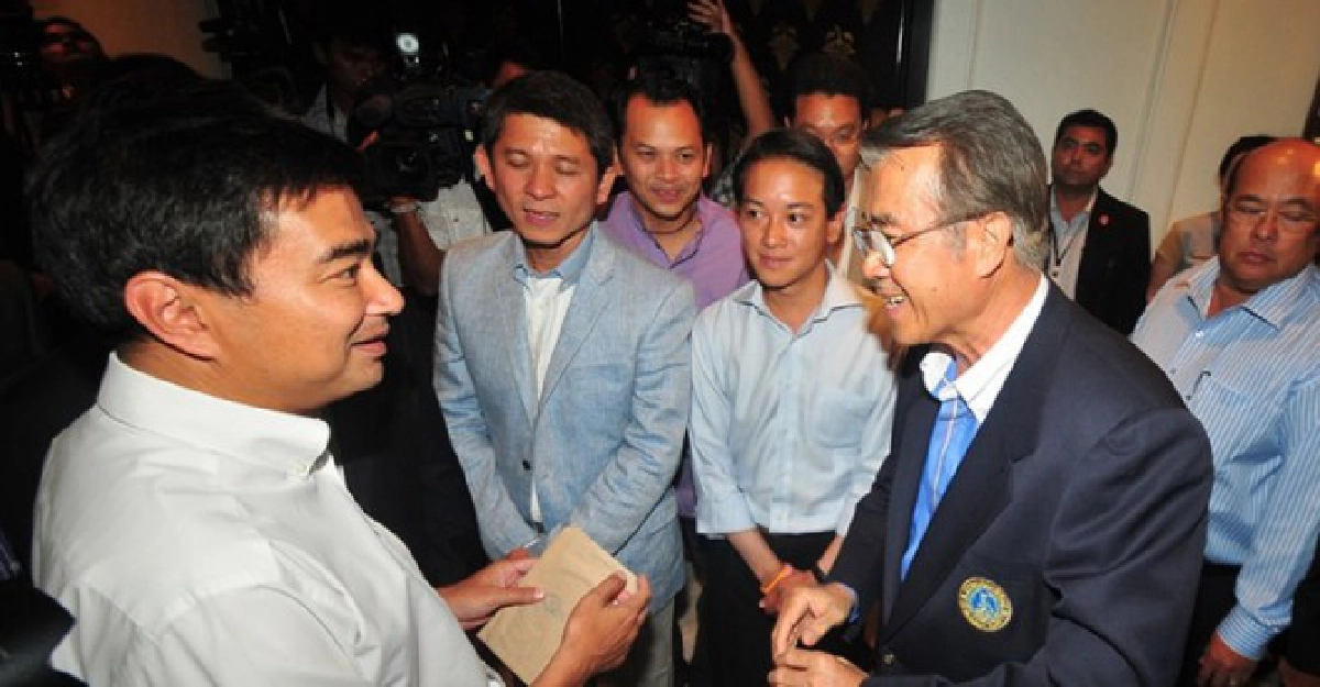 ตรวจแถวกรรมการบริหารชุดใหม่ปชป. ตรวจแถวกรรมการบริหารชุดใหม่ปชป.