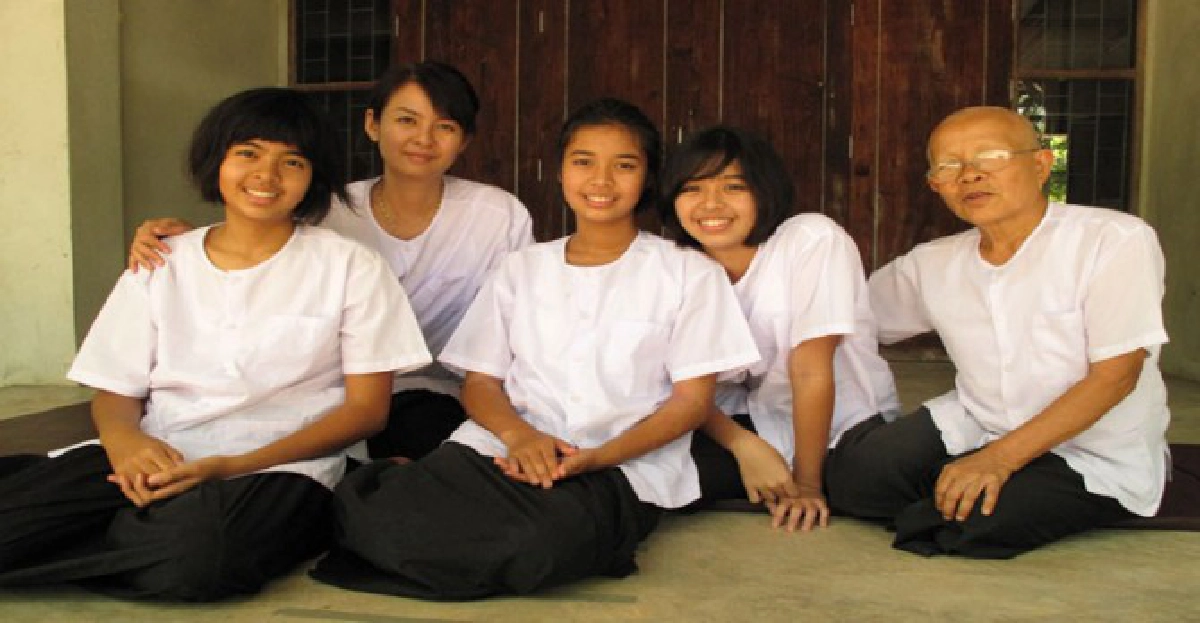 โลกในมือแม่ : โดย...มนสิกุล โอวาทเภสัชช์