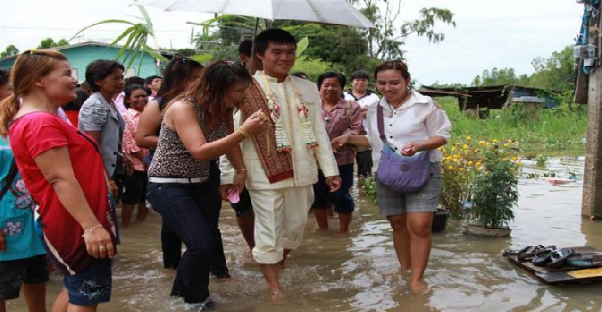 เจ้าบ่าวลุยน้ำท่วมแต่งงาน