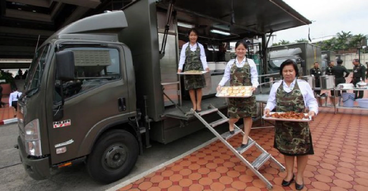 'ประยุทธ์'รับมอบรถทำครัวสนาม