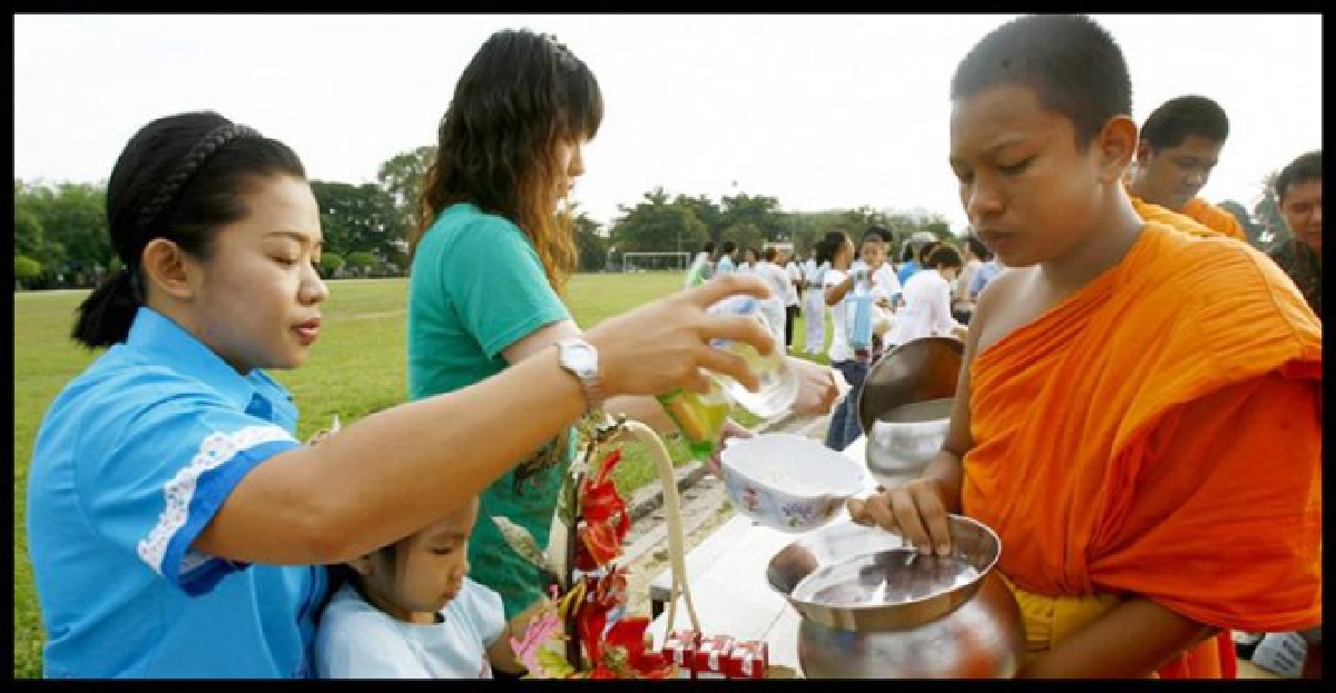 รับวันแม่!ปชช.แห่ตักบาตรล้นสนามหลวง รับวันแม่!ปชช.แห่ตักบาตรล้นสนามหลวง