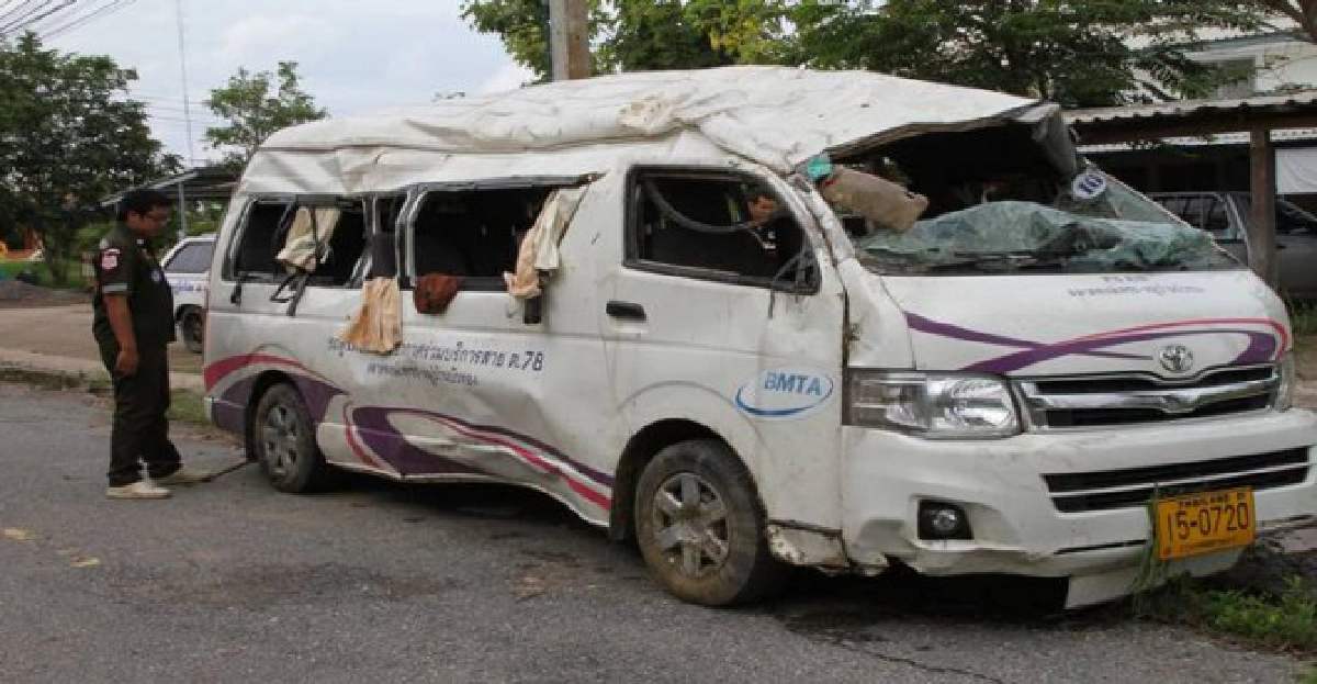 รถตู้พระยางแตกพลิกคว่ำบาดเจ็บระนาว