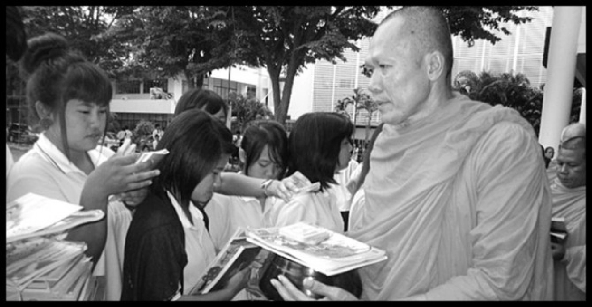 มทร.สุวรรณภูมิตักบาตรหนังสือมอบหนังสือดีๆให้ร.ร.วัดโบสถ์ มทร.สุวรรณภูมิตักบาตรหนังสือมอบหนังสือดีๆให้ร.ร.วัดโบสถ์