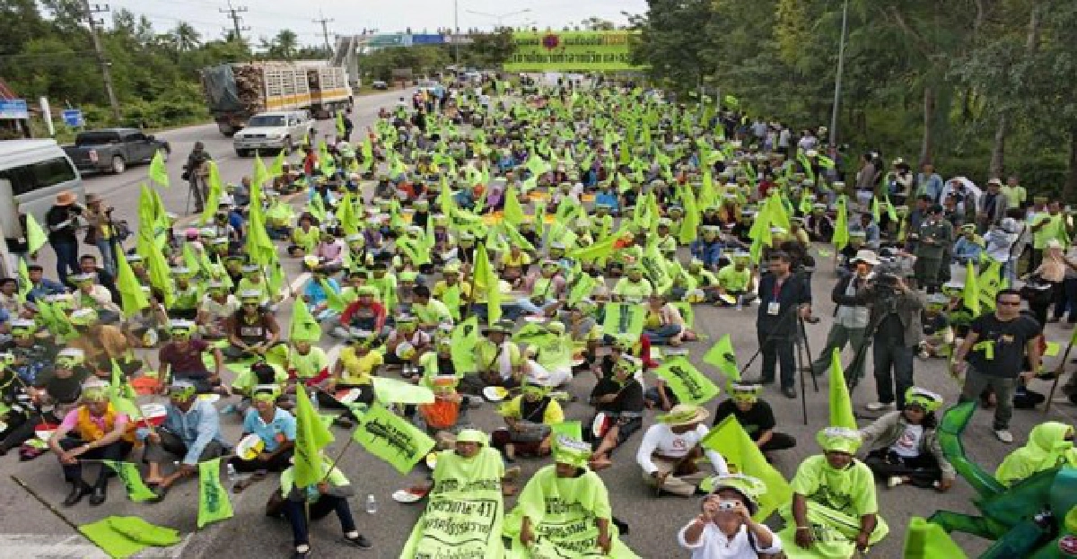 ชุมพรปิดถนนแพลงกิ้งค้านโปรเจ็ครบ. ชุมพรปิดถนนแพลงกิ้งค้านโปรเจ็ครบ.