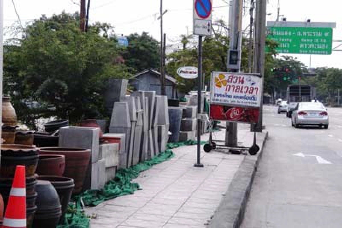 วางต้นไม้เต็มทางเท้า วางต้นไม้เต็มทางเท้า