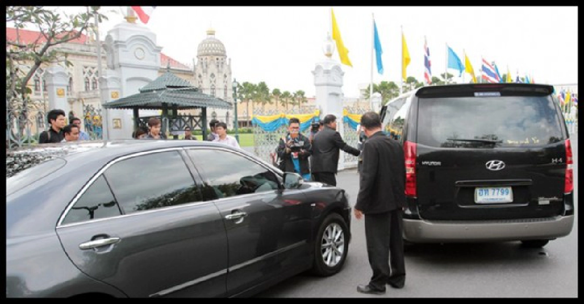 รถตู้'โฆษกรัฐ'เฉี่ยวรถรองอธิบดีก.พลังงาน รถตู้'โฆษกรัฐ'เฉี่ยวรถรองอธิบดีก.พลังงาน