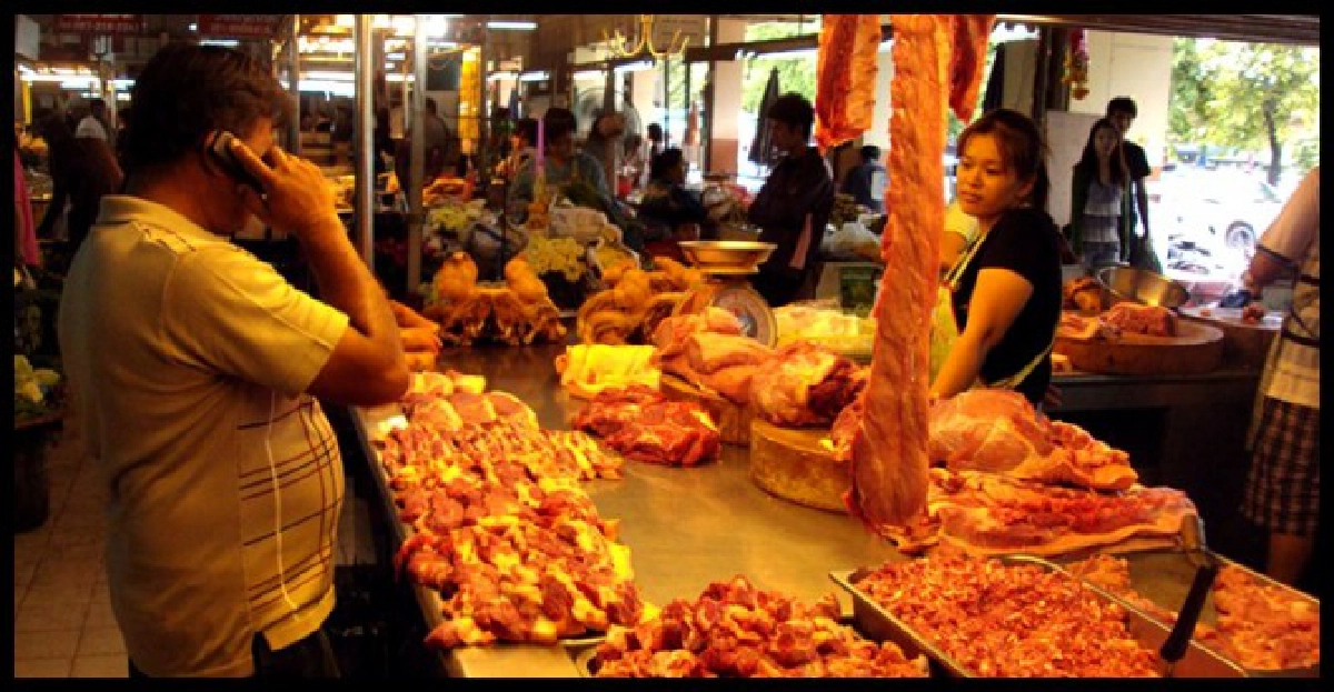 แม่ค้าเขียงหมูบุรีรัมย์ลดราคาเนื้อหมู