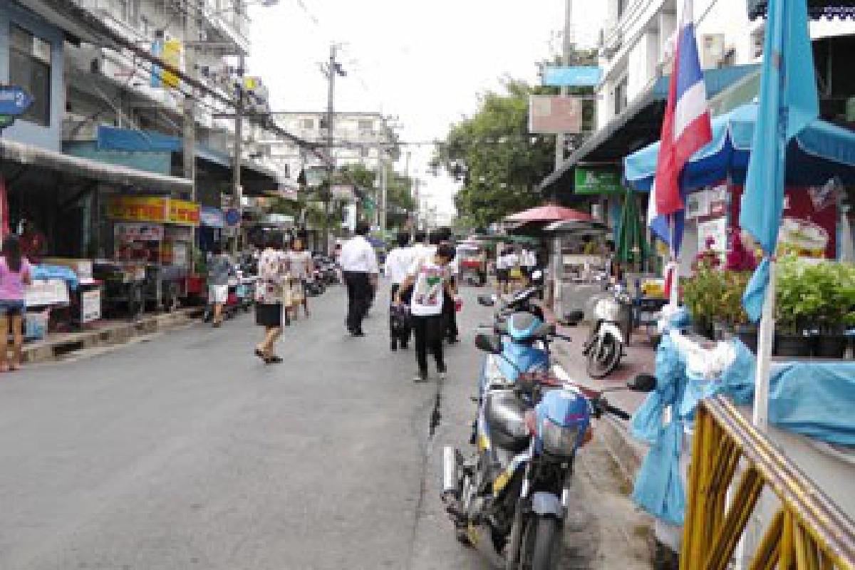 ขายของเต็มทางเท้า
ขายของเต็มทางเท้า
