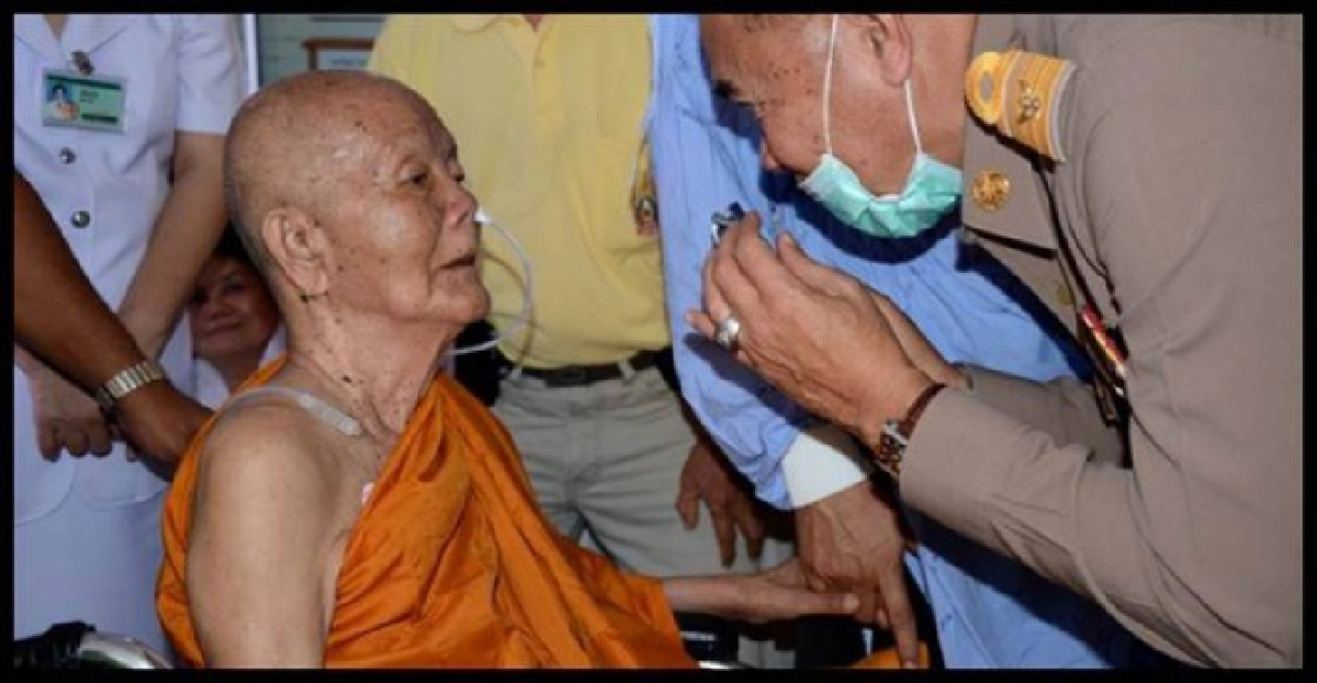 พระราชทานพุ่มดอกบัว'หลวงพ่อคูณ' พระราชทานพุ่มดอกบัว'หลวงพ่อคูณ'
