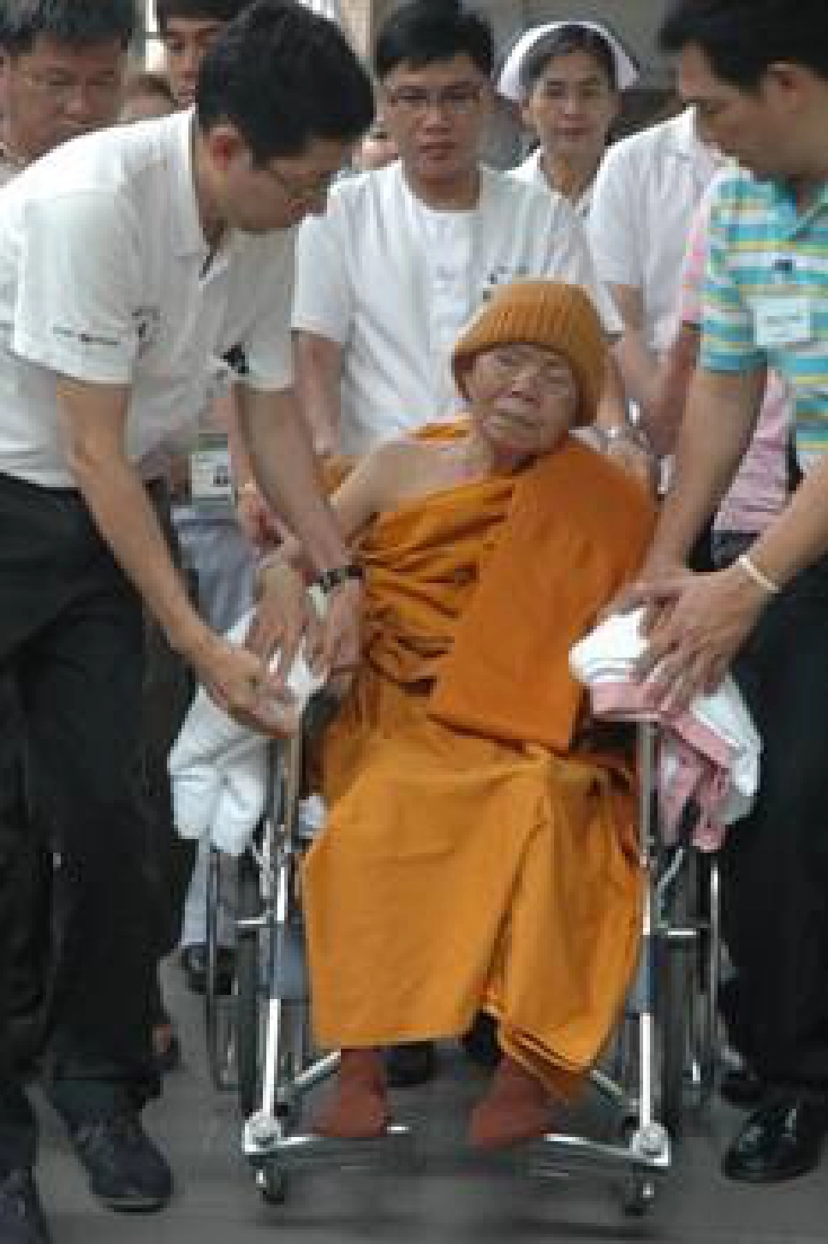 หลวงพ่อคูณสดชื่นขึ้นหลังผ่าตัด หลวงพ่อคูณสดชื่นขึ้นหลังผ่าตัด