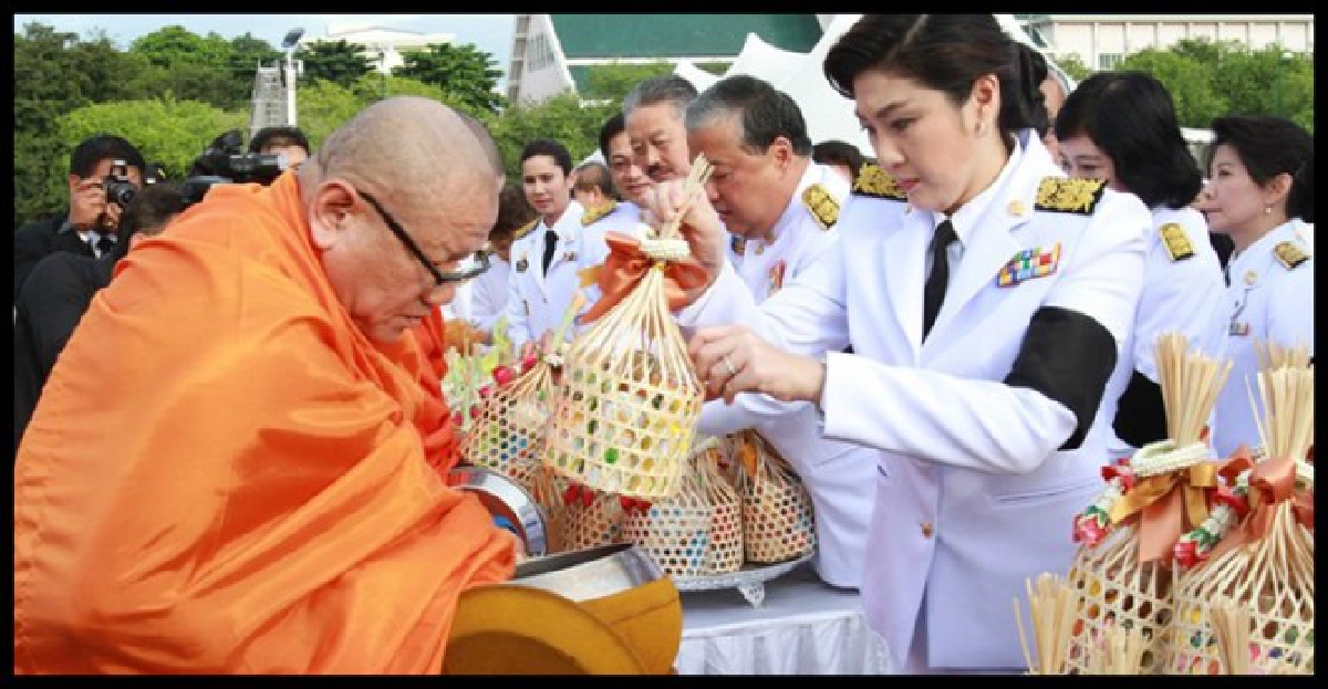 'ปู'ตักบาตรถวายเจ้าฟ้าเพชรรัตน
'ปู'ตักบาตรถวายเจ้าฟ้าเพชรรัตน