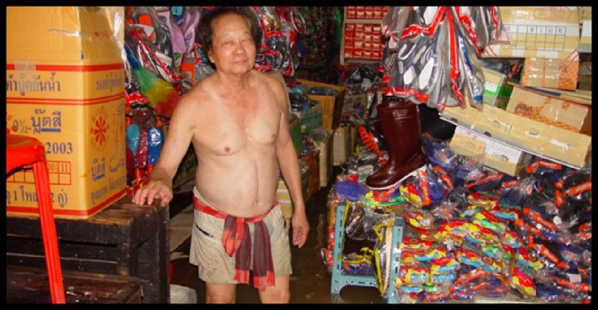 กระสอบกั้นน้ำแตกทะลักท่วมตลาดปทุม กระสอบกั้นน้ำแตกทะลักท่วมตลาดปทุม