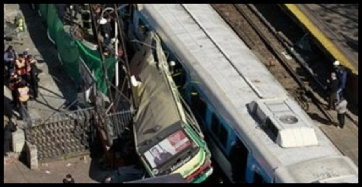 รถไฟชนรถบัสสนั่นตาย9เจ็บนับร้อย
