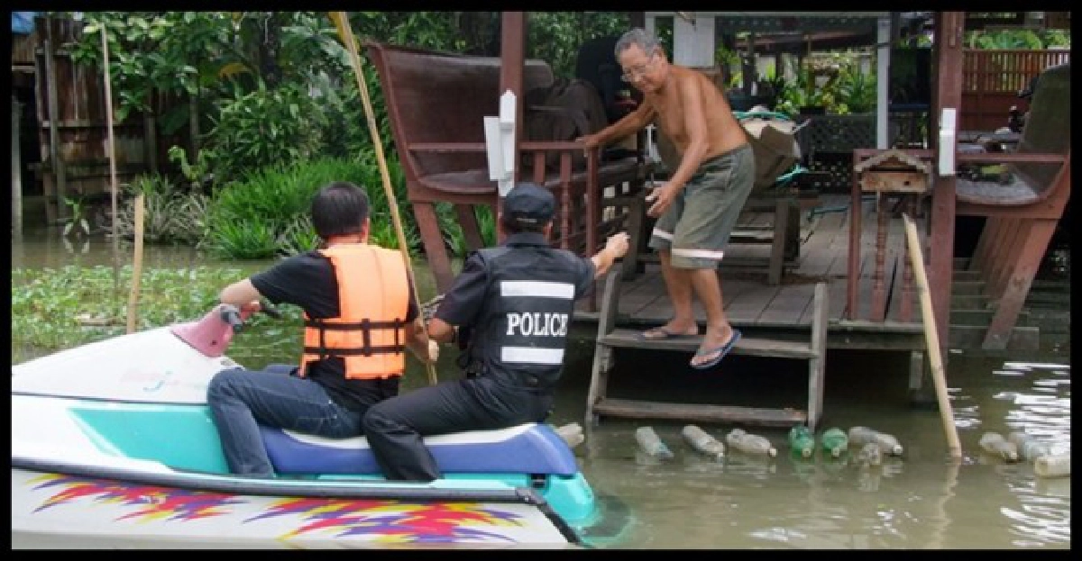 สายตรวจ'เจ็ตสกี'กวดจับโจรน้ำท่วม สายตรวจ'เจ็ตสกี'กวดจับโจรน้ำท่วม