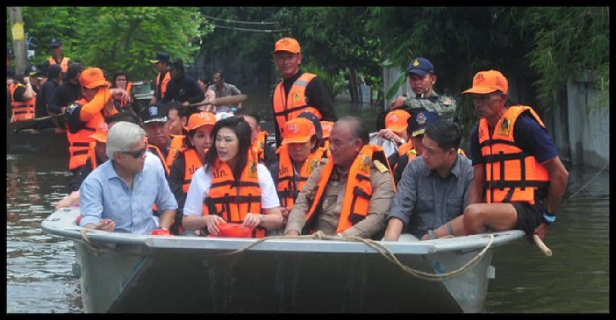 'ยิ่งลักษณ์'ลงพื้นที่ช่วยน้ำท่วมลพบุรี


