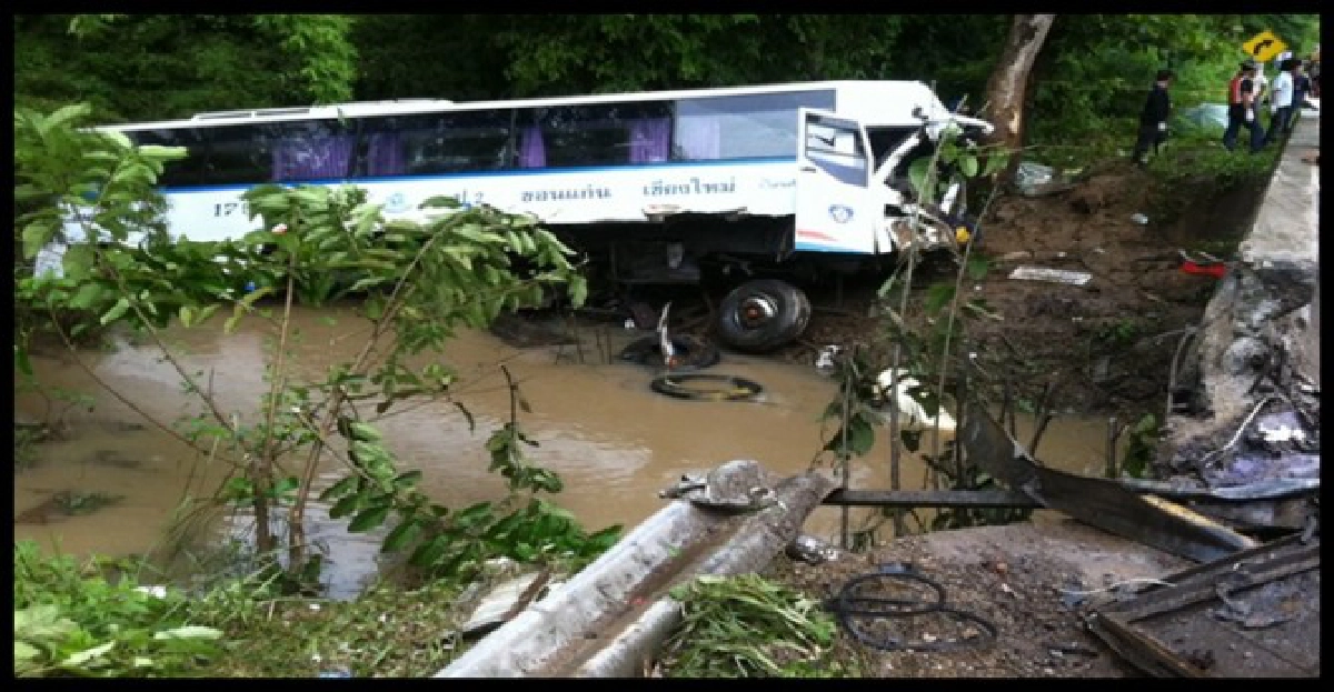 บขส.ซิ่งฝ่าสายฝนชนราวสะพานดับ7เจ็บเพียบ บขส.ซิ่งฝ่าสายฝนชนราวสะพานดับ7เจ็บเพียบ