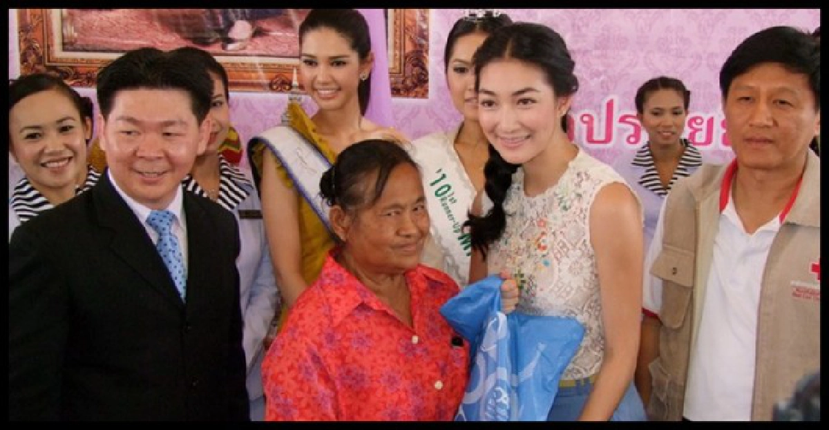 'แพนเค้ก'ลุยน้ำท่วมแจกแว่นตาคนชรา 'แพนเค้ก'ลุยน้ำท่วมแจกแว่นตาคนชรา