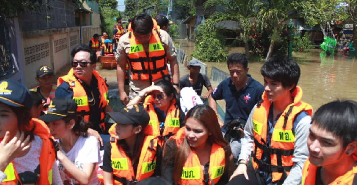 นุ้ย สุวีณาจับมือน่านฟ้า ลุยมอบถุงยังชีพอยุธยา
นุ้ย สุวีณาจับมือน่านฟ้า ลุยมอบถุงยังชีพอยุธยา