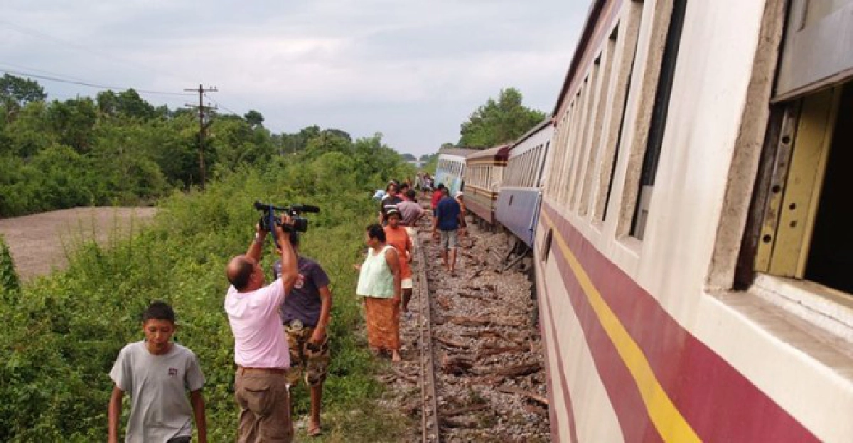 รถไฟตกราง9โบกี้พังยับโชคดีไร้คนเจ็บ รถไฟตกราง9โบกี้พังยับโชคดีไร้คนเจ็บ