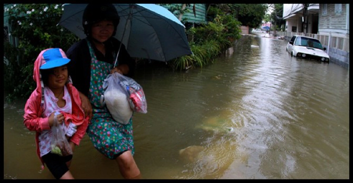เจ้าพระยาล้นท่วมคอสะพานขึ้นปทุม1
เจ้าพระยาล้นท่วมคอสะพานขึ้นปทุม1