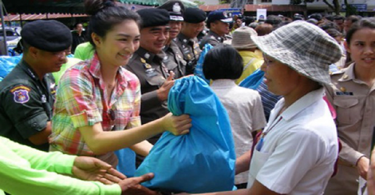 คนบันเทิงรวมน้ำใจสู้ภัยน้ำท่วม
คนบันเทิงรวมน้ำใจสู้ภัยน้ำท่วม