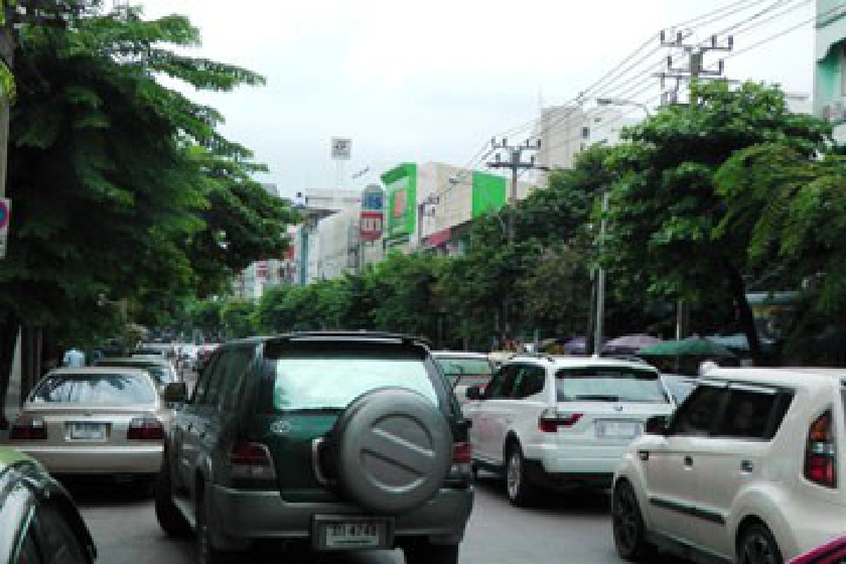 จอดรถปิดป้ายรถเมล์ 

