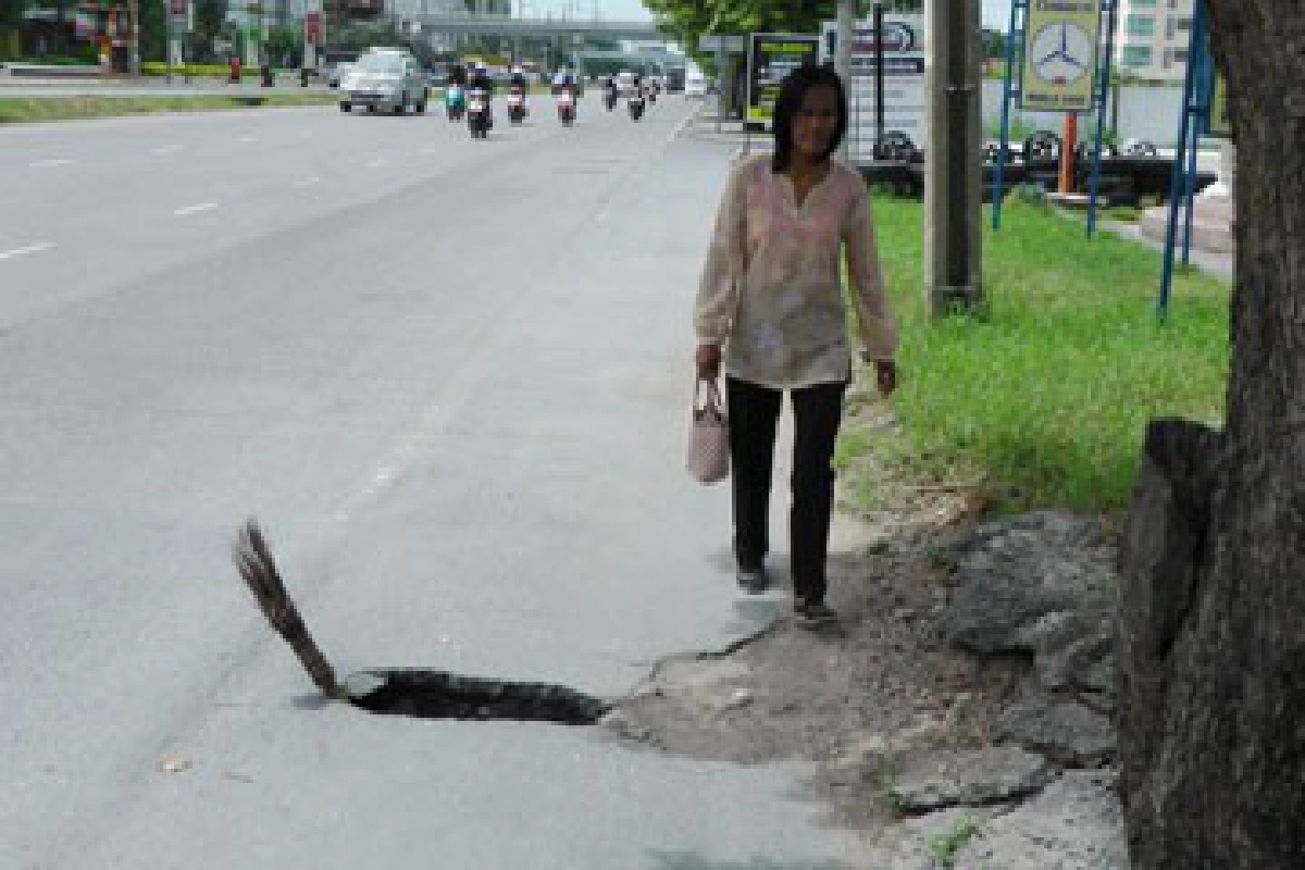 ซ่อมไหล่ทางชำรุด
ซ่อมไหล่ทางชำรุด