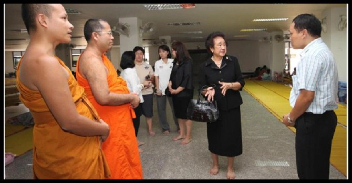 ท่านผู้หญิงอังกาบหารือช่วยน้ำท่วมที่'มจร' ท่านผู้หญิงอังกาบหารือช่วยน้ำท่วมที่'มจร'