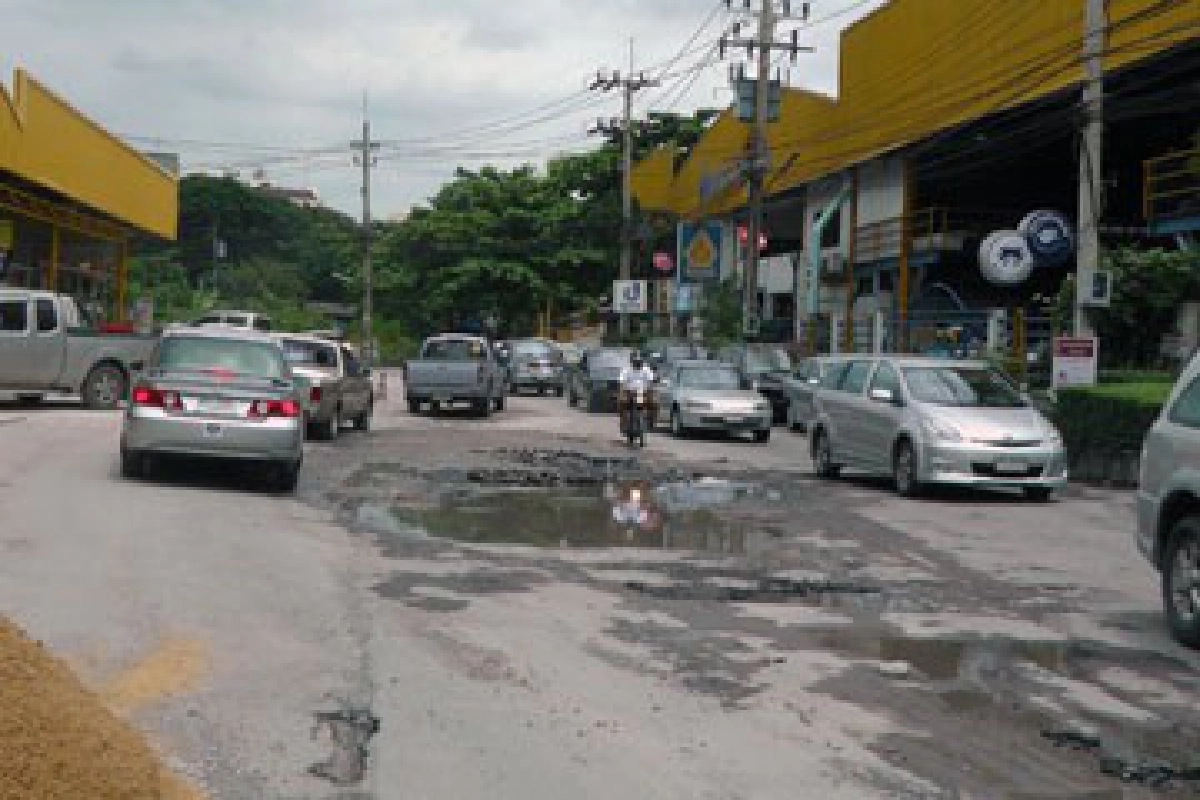 ถนนหลุมบ่อ...สัญจรลำบาก
ถนนหลุมบ่อ...สัญจรลำบาก