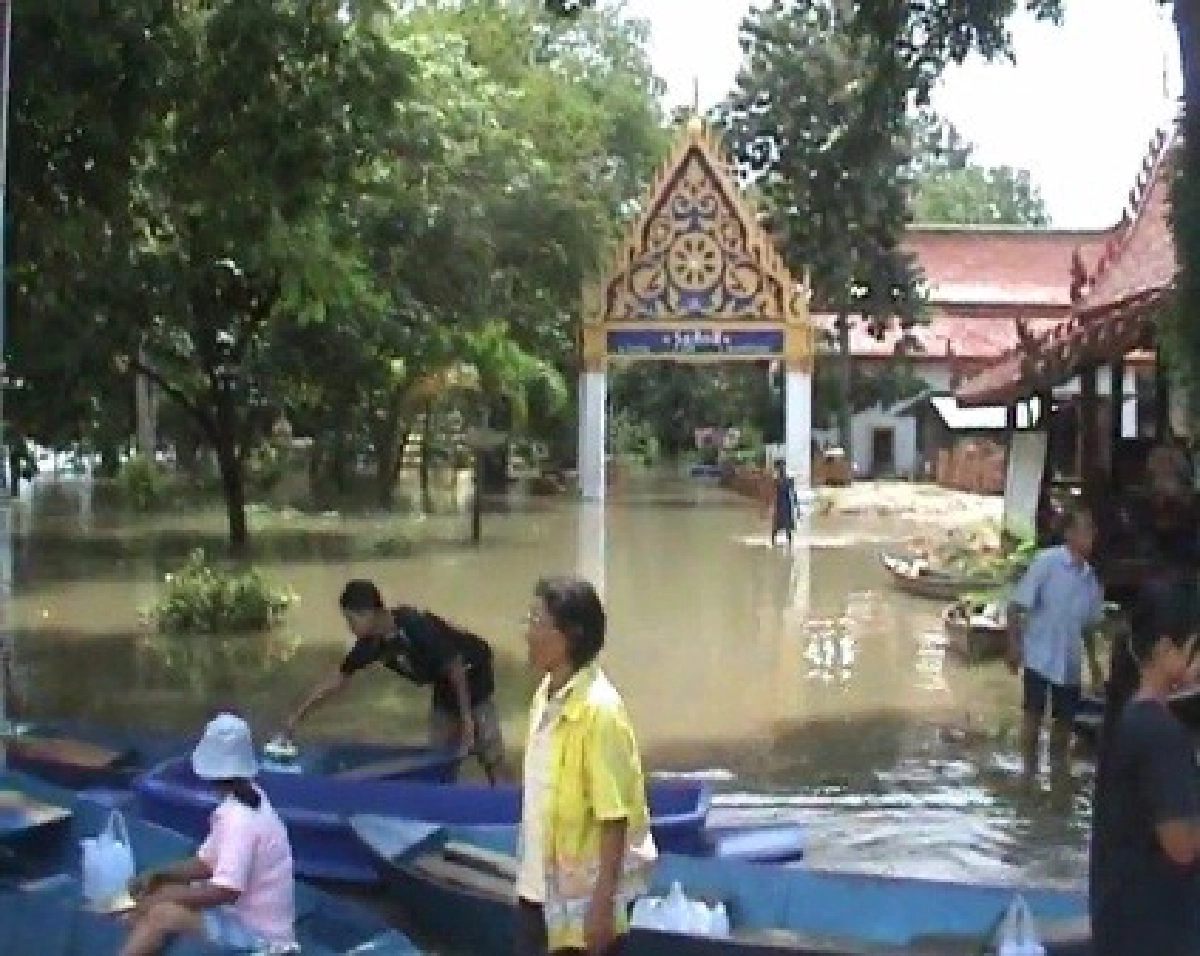 ชาวสัตหีบขนของช่วยน้ำท่วมอยุธยา