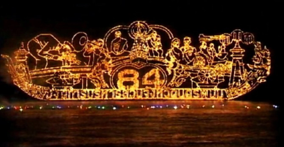 นทท.แห่ชมเรือไฟแน่นฝั่งโขงนครพนม