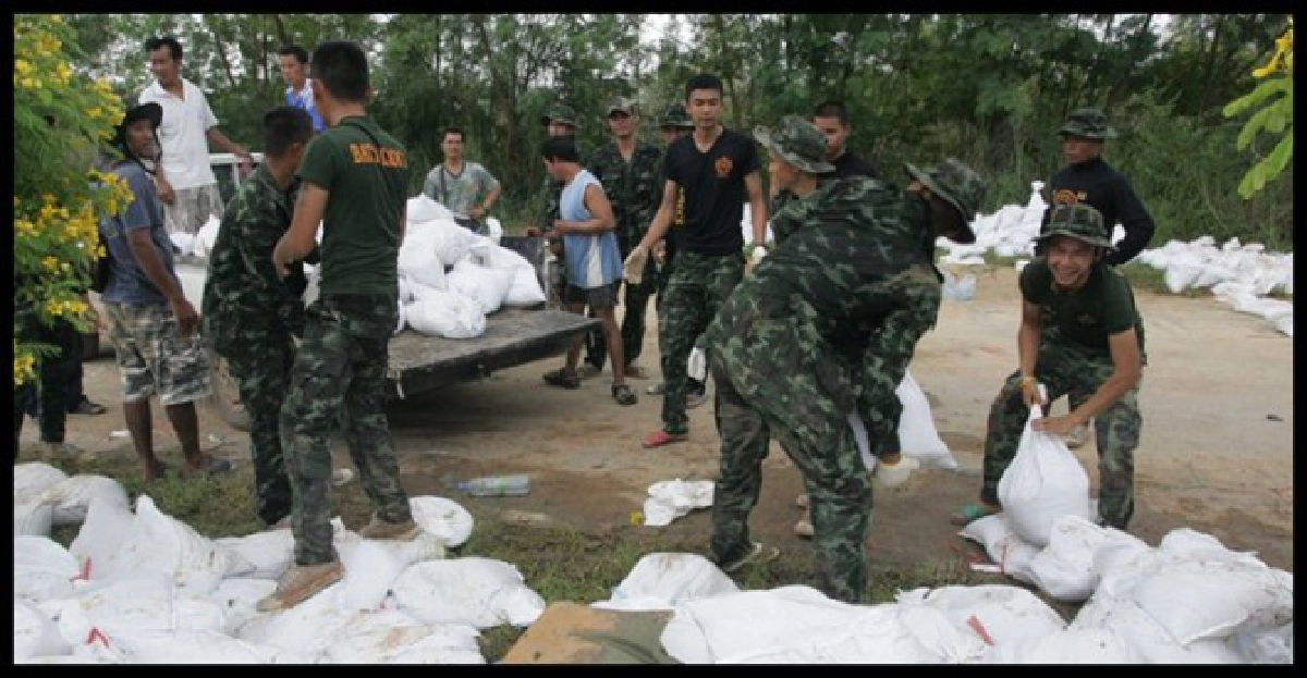 พล.ร.2รอ.สกัดน้ำรังสิตกันทะลักเข้ากรุง พล.ร.2รอ.สกัดน้ำรังสิตกันทะลักเข้ากรุง