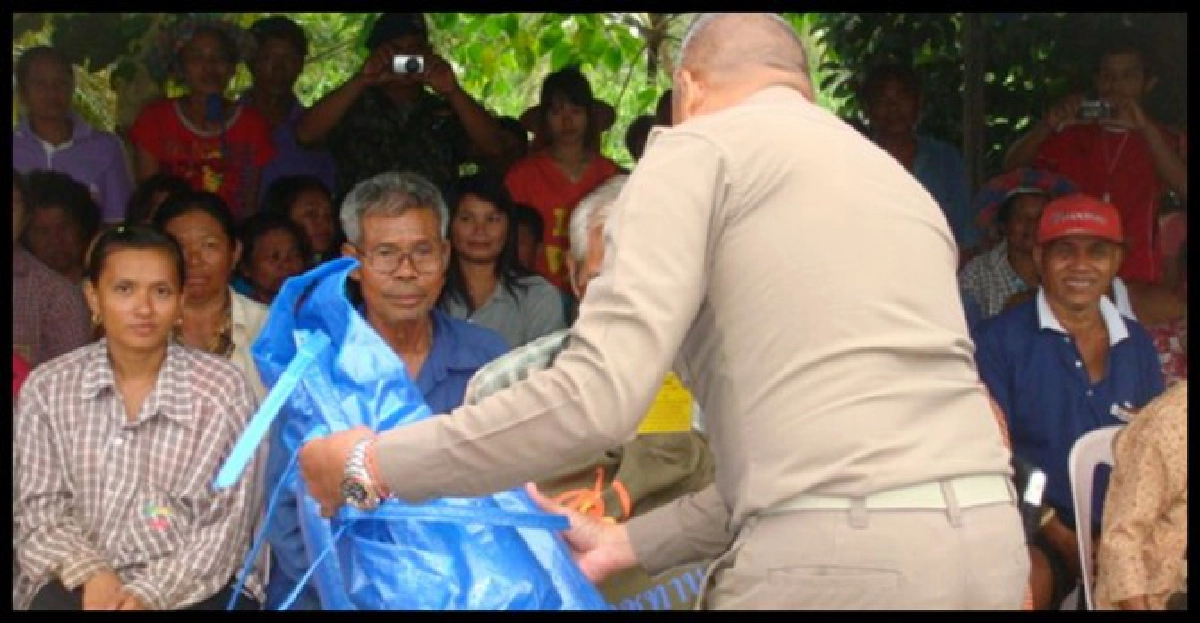 ชาวนครนายกปลื้มรับถุงยังชีพพระราชทาน