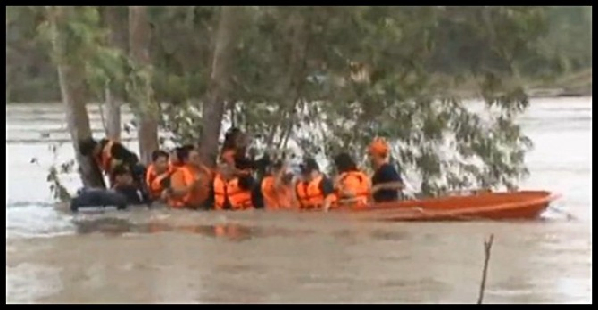 เรือแจกถุงยังชีพล่มที่ร้อยเอ็ด เรือแจกถุงยังชีพล่มที่ร้อยเอ็ด