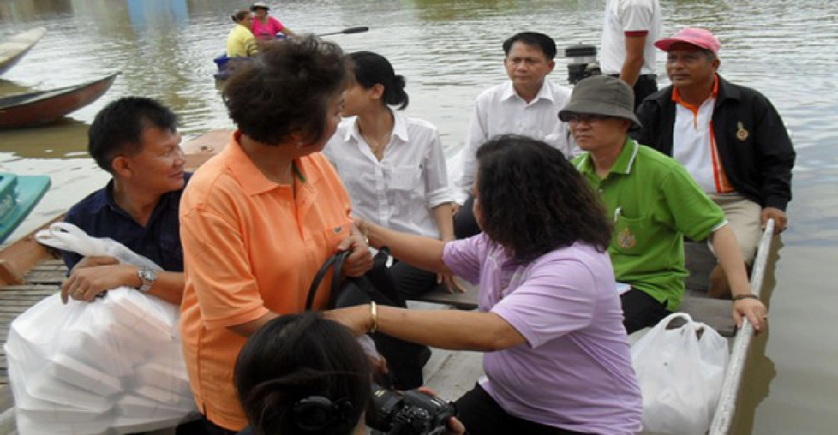 รวมพลัง กศน. ช่วยผู้ประสบภัยน้ำท่วม รวมพลัง กศน. ช่วยผู้ประสบภัยน้ำท่วม