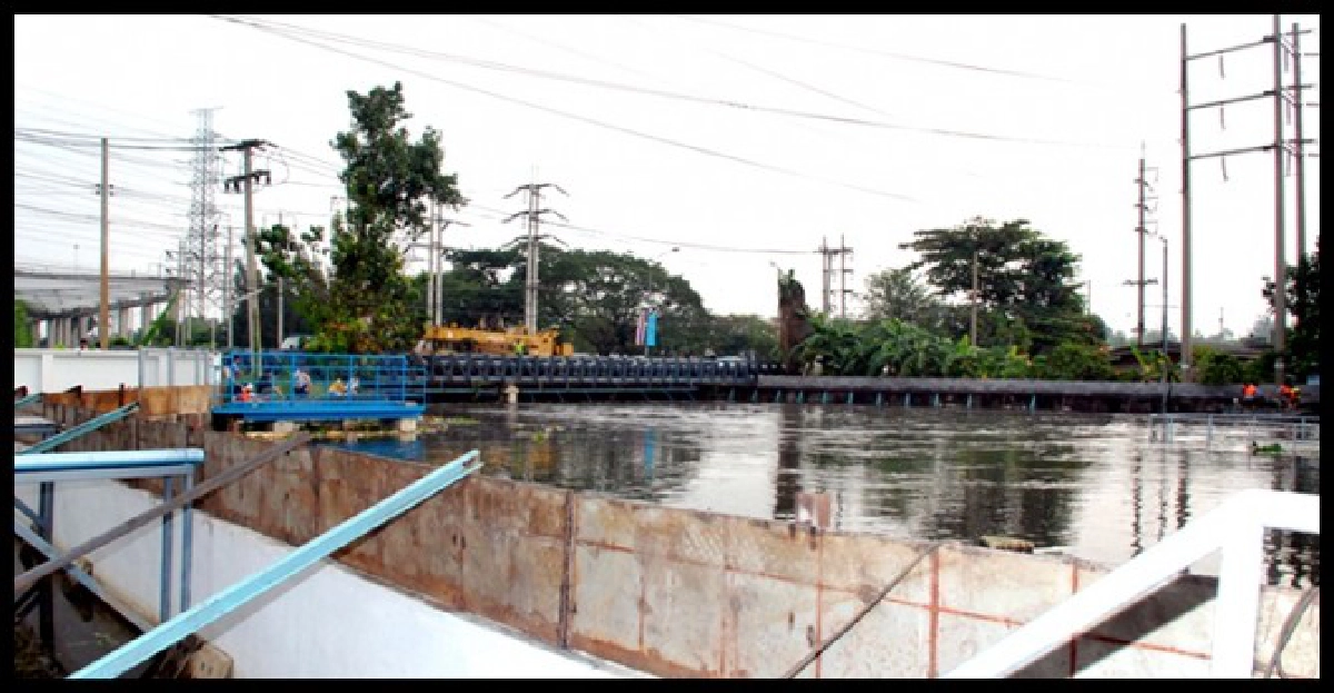 กระสอบทรายรั่วซึมน้ำเข้า'คลองประปา'
