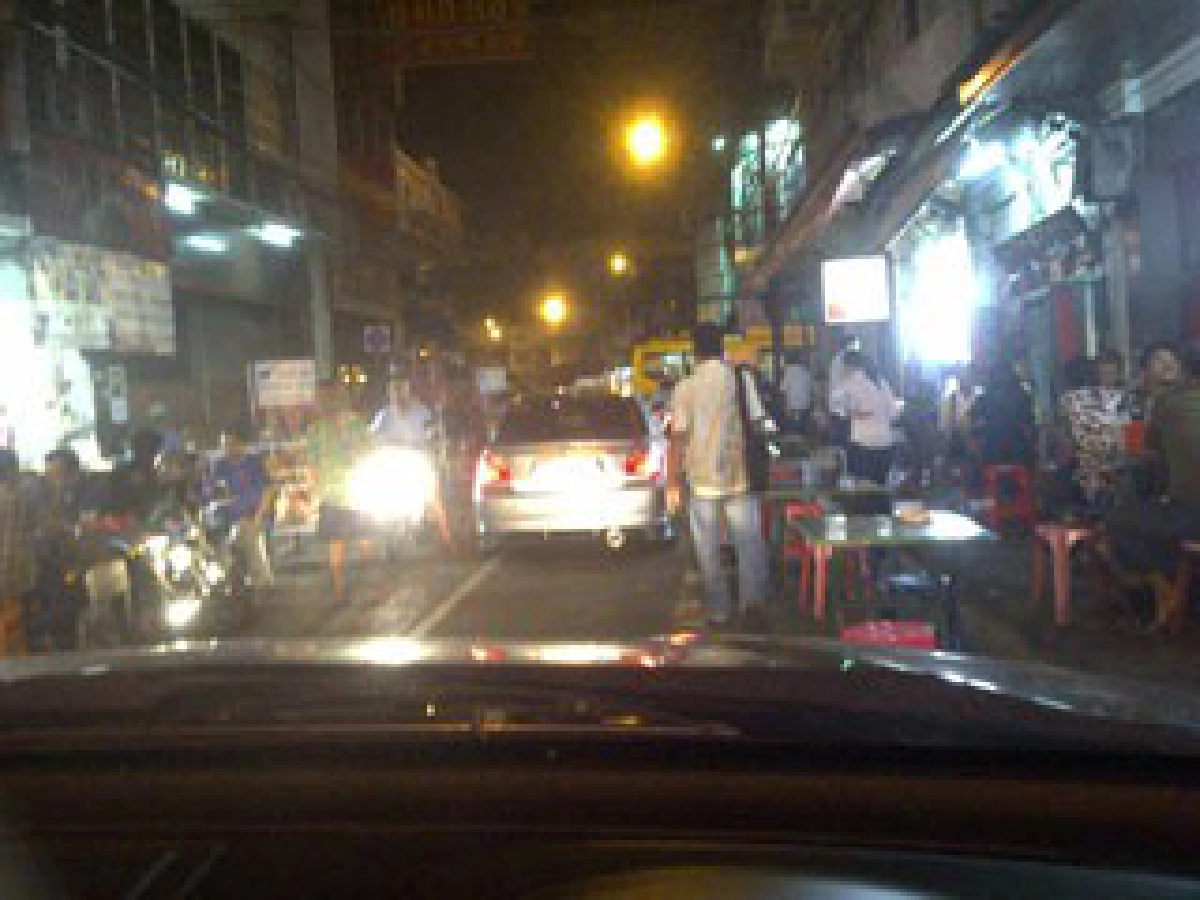 รถติด...นั่งกินข้าวบนถนน  